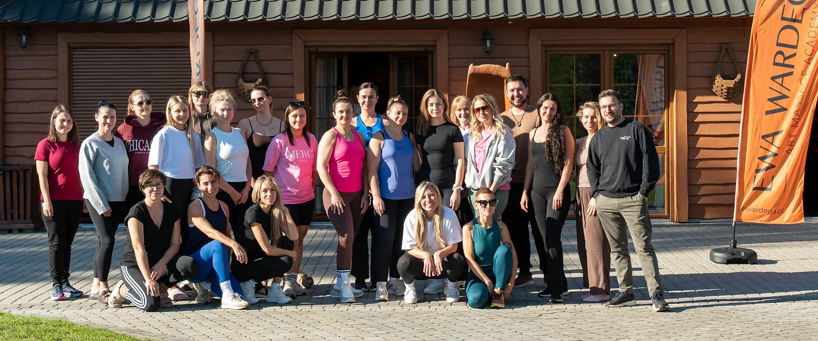 Group photo of camp participants in front of Folwark Cyziówka, Ewa Wardęga crouching in the middle
